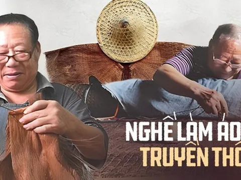 Cụ ông đan những chiếc áo mưa mà thời nay không ai dùng