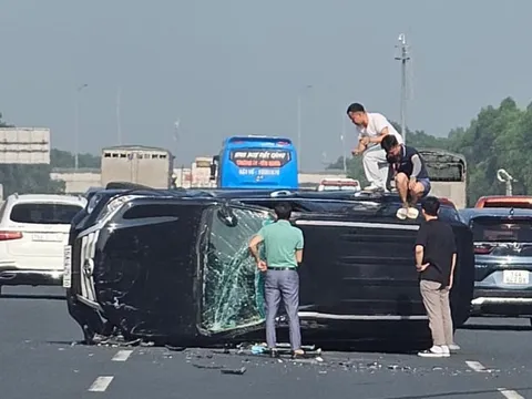 Đằng sau những bức ảnh TNGT: Toyota Fortuner lật ngang giữa cao tốc