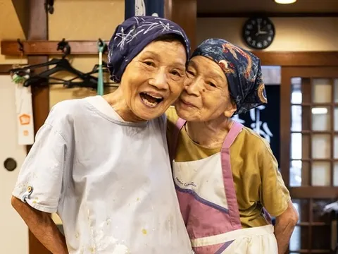 2 cụ bà sinh đôi ở Nhật: Cùng sống lạc quan kinh doanh tiệm ăn nổi tiếng gần 50 năm