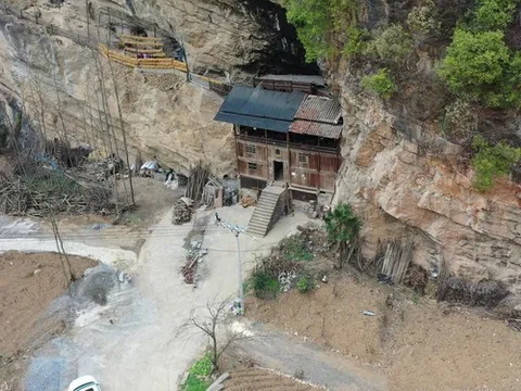 Ngôi nhà vách đá “không tranh chấp” với đời hơn 100 tuổi, sở hữu 2 yếu tố ít nơi có