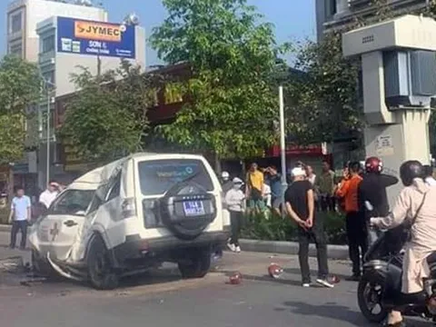 Đằng sau những bức ảnh TNGT: Mitsubishi Pajero mất lái leo vỉa hè đâm vào trụ điện