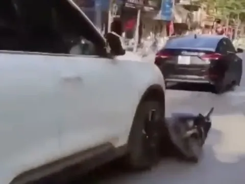 Clip TNGT: Nghi say rượu, tài xế VinFast Lux SA ủn xe máy chạy băng băng trên đường