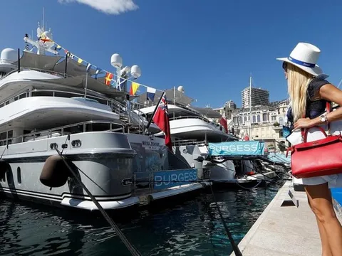 Thành bảo mẫu cho giới siêu giàu, người phụ nữ chỉ làm 2 tháng/năm vẫn ổn, kiếm khoảng 4 triệu đồng mỗi giờ: Bề ngoài hào nhoáng, thực tế không phải màu hồng