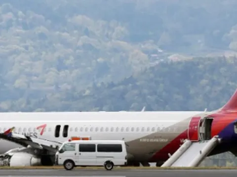 Hãng bay ngừng bán ghế lối thoát hiểm sau sự cố cửa máy bay mở giữa không trung