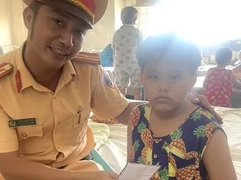 Cảnh sát giao thông mang Tết thiếu nhi đến với trẻ ở bệnh viện