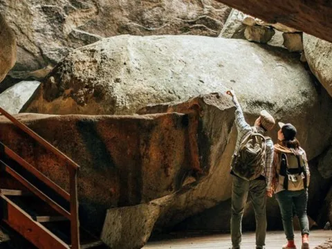 Bên trong mê cung hang Tức Dụp của cao nguyên đá miền Tây