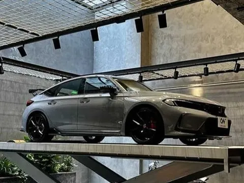 Cường 'đô la' bổ sung Honda Civic Type R 2023 vào bộ sưu tập