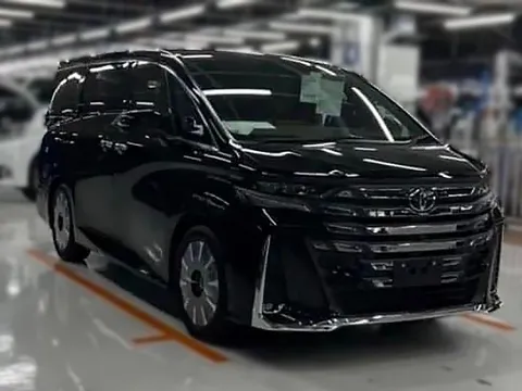 Toyota Alphard 2024 lần đầu lộ trọn vẹn ngoại thất ngoài đời thực: Tản nhiệt ngày càng lớn, đèn hậu 3D