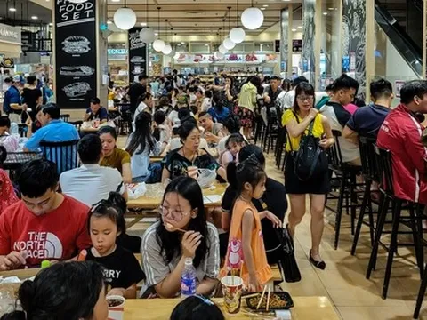 Hà Nội: Người dân đổ xô vào trung tâm thương mại tránh nắng nóng hầm hập kèm mất điện