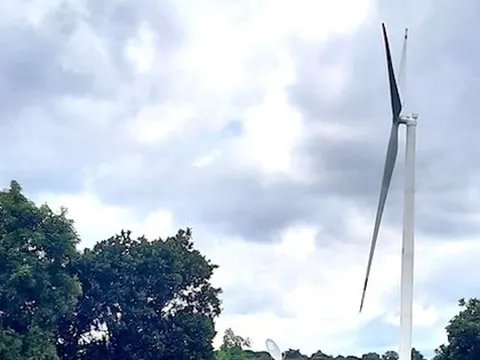 Huyện yêu cầu dừng, doanh nghiệp vẫn chạy thử nghiệm 14 trụ điện gió