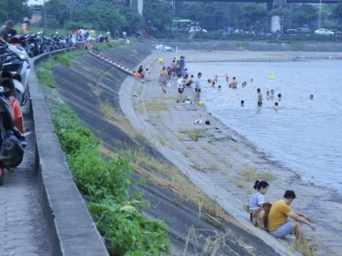 Hà Nội: Hồ Linh Đàm trở thành "bãi biển giải nhiệt" giữa nắng nóng đỉnh điểm, người dân lưu ý thứ luôn cần mang theo để phòng thân