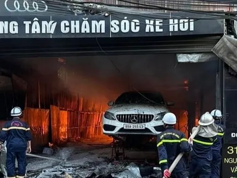 Cháy lớn tại gara ô tô ở Hà Nội, làm hư hỏng nhiều xe sang