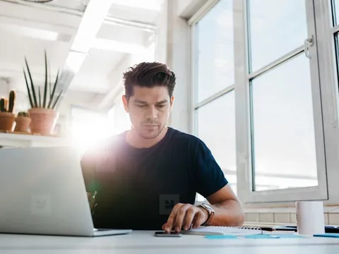 Đàn ông đang kiếm được ít tiền hơn hẳn thế hệ trước, nguyên nhân có thể làm bạn bất ngờ