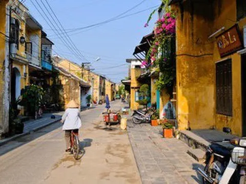 Khách Tây chia sẻ cách tận hưởng không khí Việt Nam ngay tại phòng khách