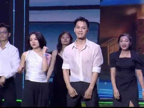 Mặc áo trắng nhảy "dưới mưa", Chủ tịch ACB - Trần Hùng Huy trở thành chủ đề âm nhạc hot nhất MXH: Vượt qua Rap Việt, lượng thảo luận ngang ngửa Sơn Tùng M-TP