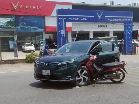 Đằng sau những bức ảnh TNGT: Vừa ra khỏi đại lý, VinFast VF8 bị xe máy "cắm phập" vào bánh trước