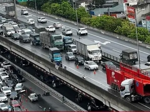 Hà Nội: Xe đầu kéo húc đổ lan can Vành đai 3, tảng bê tông rơi xuống đường