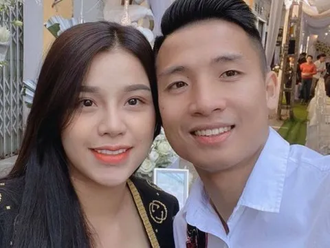 Vợ trung vệ Bùi Tiến Dũng chấm chồng 100 điểm trên sân nhưng 1.000 điểm ngoài đời