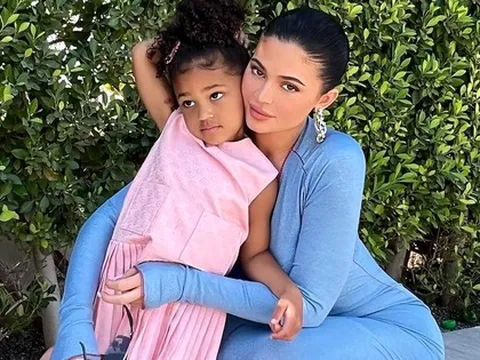 Con gái 5 tuổi của Kylie Jenner đeo đồng hồ Rolex gần 1 tỷ đồng