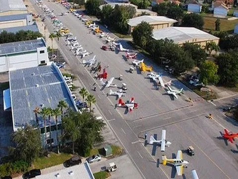 Thị trấn 'đại gia': Ra khỏi nhà là lên máy bay