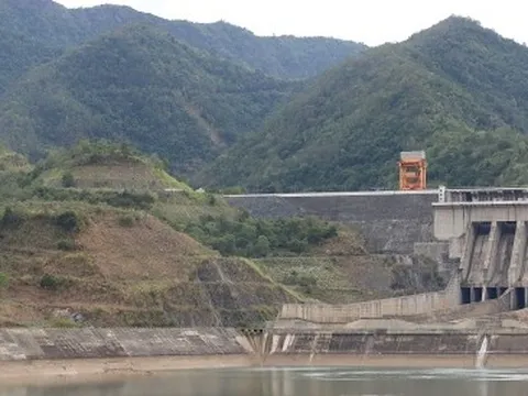 Thủy điện gặp khó do nhiều đoạn trên Sông Đà cạn trơ đáy