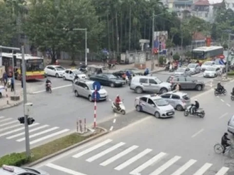 Mẹo tránh xe va chạm tại giao lộ đông đúc