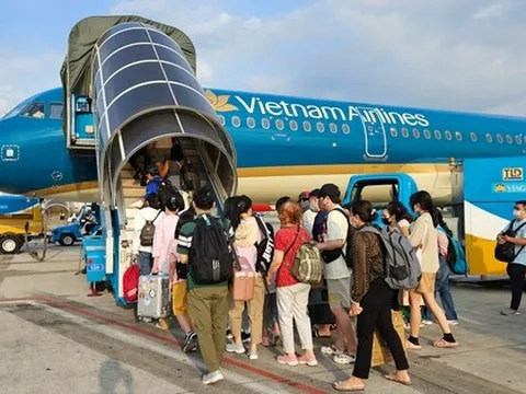 Hàng không, du lịch vào cao điểm hè