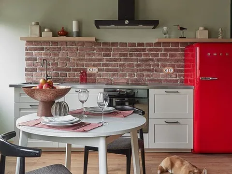 Ấn tượng thiết kế bếp nhỏ có điểm nhấn là bức tường gạch trần