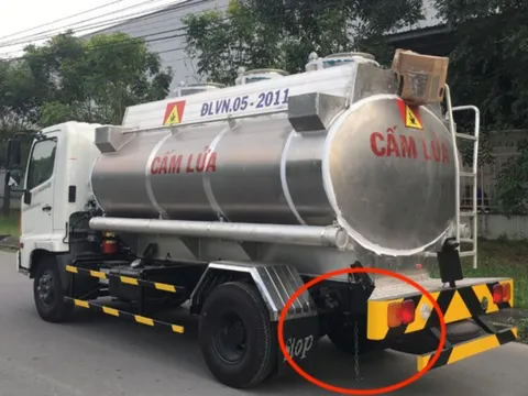 Tại sao xe bồn chở xăng, dầu treo dây xích dài ở phía sau?