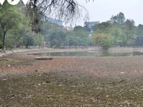 Cận cảnh sông, hồ ở Hà Nội cạn nước trơ đất cát, sỏi đá...