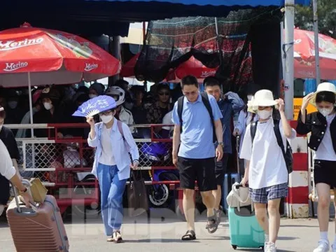 Phà Gót ra đảo Cát Bà tái diễn cảnh ùn tắc ngày cuối tuần