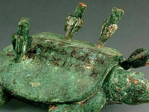 Lão nông câu cá vớt được “rùa lạ”, không ngờ là bảo vật hơn 3.000 năm