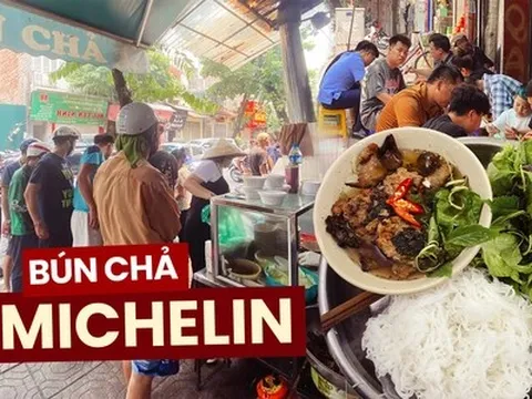 Khách du lịch chấp nhận kéo vali chờ cả tiếng ăn bún chả Michelin, quán huy động 10 nhân lực cũng không kịp phục vụ