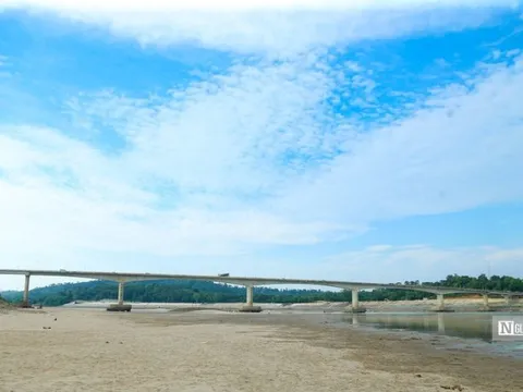 Sông Đà cạn trơ đáy, người dân thoải mái đi dạo dưới lòng sông