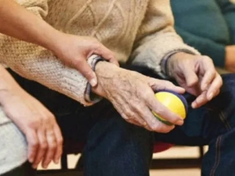 Bỏ việc lương gần trăm triệu về làm con cưng của mẹ, chàng trai gây choáng