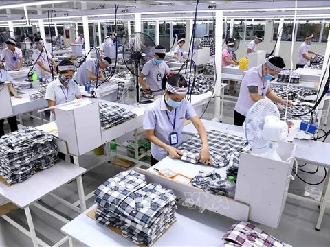 Đề xuất tiền lương làm căn cứ đóng bảo hiểm xã hội bằng 70% thu nhập
