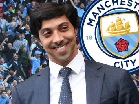 Người đàn ông âm thầm "gánh nợ" cho cả đội bóng, 13 năm sau bỗng nhận cái kết huy hoàng khi lần đầu dự khán: Hóa ra là trùm siêu kín tiếng ở xứ sở dầu mỏ