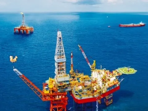Doanh thu Petrovietnam vượt 20% kế hoạch dù giá dầu giảm sâu