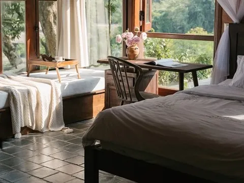 Căn nhà gỗ nằm trên triền đồi thơ mộng ở vùng ngoại ô Hà Nội, được lấy cảm hứng từ tên của cô con gái nhỏ