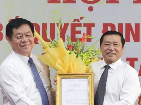 Công bố quyết định của Bộ Chính trị về công tác cán bộ