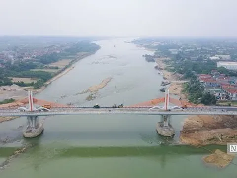 Trải thảm nhựa mặt cây cầu trị giá hơn 500 tỷ, nối Vĩnh Phúc - Phú Thọ