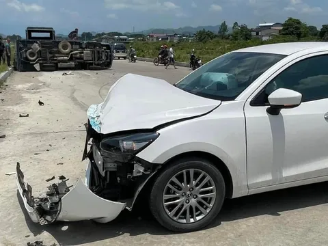 Đằng sau những bức ảnh TNGT: Mazda2 đâm lật nghiêng xe tải