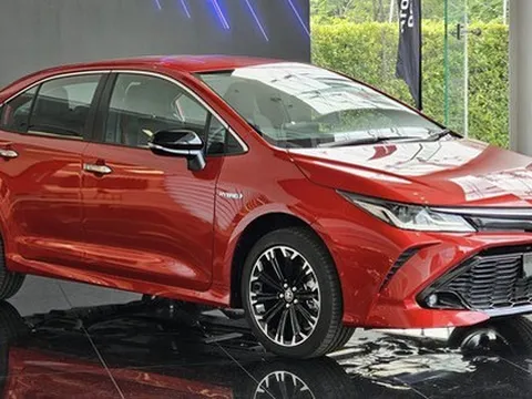 Ảnh thực tế Corolla Altis 2023: Giữ thiết kế nhưng thêm nhiều trang bị, sớm về Việt Nam đấu Mazda3 và Civic
