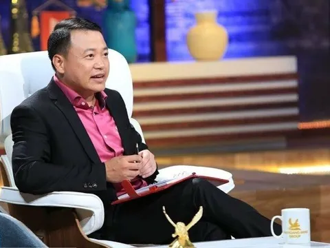 Thời lập nghiệp “3 Không” của Shark Bình: Là một trong những người đầu tiên đạt giải Cuộc thi Trí tuệ Việt Nam, thay vì “đem tiền ăn chơi” thì đi lập doanh nghiệp