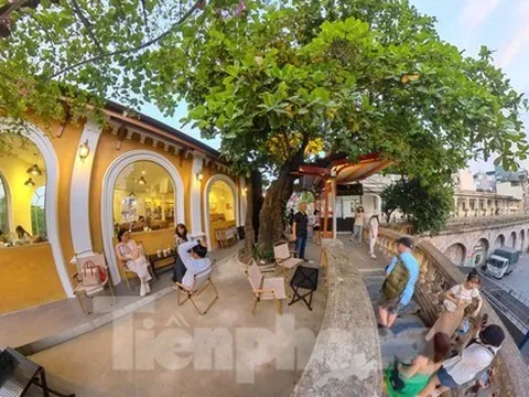 Giới trẻ rủ nhau check in tại quán cà phê đường tàu mới xuất hiện ở ga Long Biên