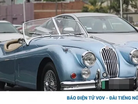 Brooklyn Beckham đi dạo trên chiếc xe mui trần cổ điển trị giá 500.000 USD