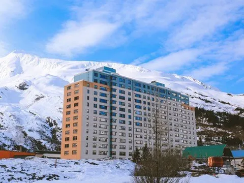 Thị trấn kỳ lạ nơi người dân sống chung 'một mái nhà', ai cũng 'thủ sẵn' ống nhòm