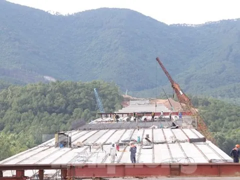 'Phơi nắng' gần 40 độ C thi công cao tốc Diễn châu - Bãi Vọt