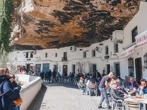 Ấn tượng thị trấn 'đá đè': Xây nhà không cần lợp mái, mát rười rượi giữa nắng nóng gay gắt