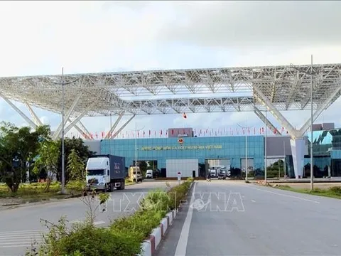 Số doanh nghiệp làm thủ tục thông quan qua cửa khẩu Móng Cái tăng 70%